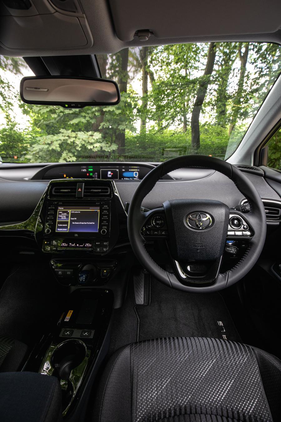 Интерьер Toyota Prius 2019 года  (UK) (фото 17 из 37)
